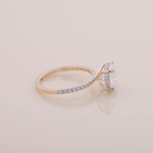 Anillo de Compromiso con Diamante Cultivado en Laboratorio de 1.02 Quilates, Corte Redondo, con Banda Pavé en Oro Amarillo, Blanco y Rosa de 18K - Product Image 6