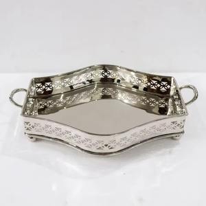 Élégant plateau de service en aluminium gris, au charme vintage, tout en restant adapté aux intérieurs contemporains. - Product Image 1