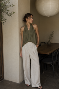 Ensemble coordonné décontracté exclusif pour femmes en coton vert olive, haut à col halter et pantalon beige - Product Image 4