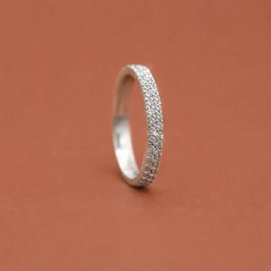 Anillo de Boda Elegante de Plata S925 con Dos Hileras de Diamantes Moissanite Engastados en Punta, Estilo Media Eternidad - Product Image 2