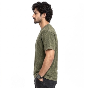 T-shirt classique pour homme en tissu léger, assurant un confort supérieur et une liberté de mouvement, fabriqué avec des matériaux respirants et un effet délavé. - Product Image 4