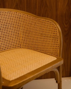 Chaise de salle à manger moderne en rotin avec pieds en teck tressé à la main, assise et accoudoirs en similicuir, mobilier de maison - Product Image 5