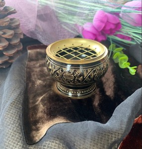 Brûleur d'encens en laiton gravé avec grille supérieure |   Brûleur de Dhoop Loban |   Porte-parfum d'ambiance décoratif pour la maison - Product Image 2