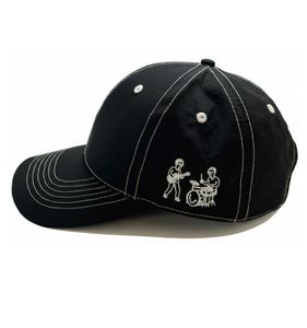 Gorra de béisbol negra con costuras blancas y logotipo personalizado en el panel derecho, ajuste regulable, unisex, uso casual, hecha en Indonesia. - Product Image 2