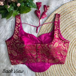 Blusa Banarasi de Tela Pesada con Bordado Floral y Detalles en Tricot, Sin Mangas, Corta, para Mujer, Ideal para Bodas y Fiestas - Product Image 1