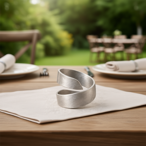 Anneau de serviette en aluminium torsadé fait main – Accessoire de table de mariage en métal façonné à la main, design moderne - Product Image 3