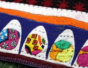 Antiguo 1960s Vintage cosido a mano Kantha Banjara bolsa de dote/funda de almohada de Kutch con apliques bordados a mano - Product Image 5