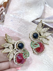 Boucles d'oreilles pendantes tendance plaquées or avec zircon bleu et pierres vertes pour femmes, style vintage, pour les soirées. - Product Image 4