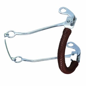 Bocado de cuero para caballo con diseño articulado de metal plateado, accesorio de equitación. - Product Image 2