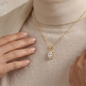 จี้เพชรทรงมาร์คีส์เคลือบทอง 14K เพชรเพาะเลี้ยงในห้องปฏิบัติการ สร้อยคอจี้เดี่ยวทันสมัย รับรองโดย IGI ของขวัญสำหรับงานแต่งงานและงานหมั้น - Product Image 2