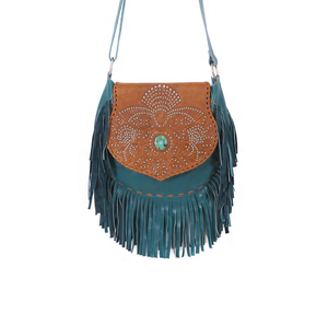 Diseño de pájaro de cola de milano tallado a mano real adornado con una variedad de tachuelas plateadas en una solapa de cuero de vaca pintada a mano - Product Image 3