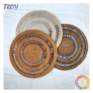 Sets de table décoratifs en rotin naturel avec motifs de tissage variés pour les intérieurs de style farmhouse côtier et modernes et organiques - Product Image 4