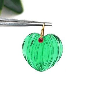 Colgantes de Corazón Tallados en Cuarzo Esmeralda - Joyería Artesanal al por Mayor - Product Image 1