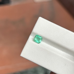 Esmeralda Natural de Zambia de Lujo, 0.79 Quilates, Verde Intenso, Corte Cuadrado Escalonado, Gema Preciosa Suelta para Joyería Fina Personalizada - Product Image 5