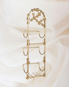 Porte-bouteille mural en métal doré avec détails floraux pour la décoration de la maison, le style de bar et l'accueil des invités, provenant d'Inde - Product Image 3