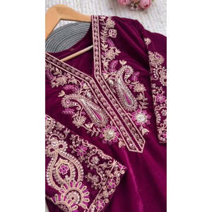 Beau costume de partie des femmes ensemble avec le bas supérieur brodé et le Dupatta - Product Image 1