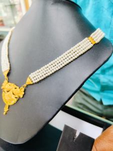 Conjunto de collar de perlas de oro macizo de 22 quilates, cuatro capas de perlas blancas, colgante floral, joyería nupcial india tradicional para mujeres - Product Image 3