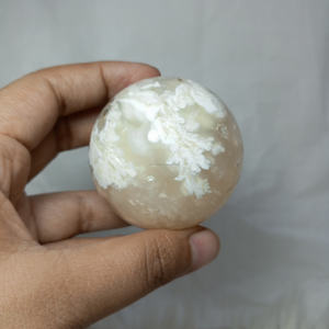 Piedras Preciosas Naturales de Pluma Blanca de Indonesia de Alta Calidad al por Mayor, Forma Esférica, Cristal Curativo Artesanal de 5 cm - Product Image 2