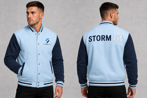 Chaqueta Varsity Unisex Storm Fit, Verde Oliva, Mangas Negras, Logotipo Bordado Casual, Estampado Frontal y Trasero, Corte Regular, Ropa de Invierno - Product Image 2