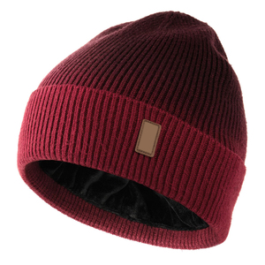 Gorro de punto de diseñador de moda 2026, color rojo vino intenso, forrado de satén, cálido para invierno, con parche de cuero personalizado, gorro liso, venta al por mayor - Product Image 1