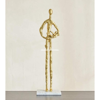 Sculpture minimaliste moderne en or, statue de lecteur, art métallique abstrait contemporain, décoration pour salon haut de gamme.