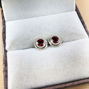 Pendientes redondos de plata de ley 925 con granate natural – Joyería artesanal con piedras preciosas - Product Image 1