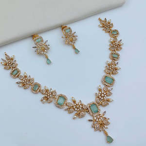 Ensemble de collier en diamant américain plaqué or pour femmes - Bijoux de mariée raffinés avec boucles d'oreilles - Product Image 1