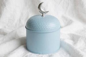 Caja de Metal Esmaltada Azul Claro con Tapa de Cúpula y Diseño de Luna Creciente, Tarro de Almacenamiento Árabe, Contenedor de Regalo Festivo para Ramadán - Product Image 2