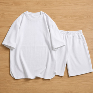 Ensemble 2 pièces pour homme : T-shirt oversize à manches courtes et col rond avec épaules tombantes et short assorti à taille élastique - Product Image 4