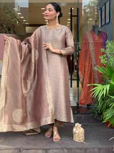 Ensemble de costume pour femme, haut et pantalon en pur Banarasi avec tissage Jacquard Zari fait main et travail manuel complet, accompagné d'un dupatta. - Product Image 2