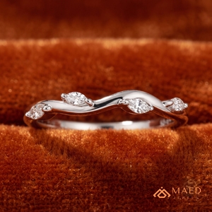 Anillo de Compromiso y Boda de Moissanita con Corte Pera en Tono Plateado con Piedras Laterales Marquise y Banda Trenzada, Joyería de Lujo para Ella - Product Image 4
