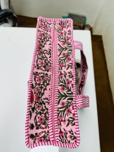 Sac fourre-tout floral fait main |   Sac à bandoulière en coton matelassé rose pour femmes |   Imprimé botanique pour grand sac de voyage et de plein air pour femme - Product Image 5