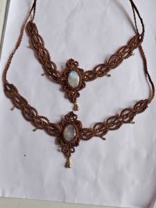 Collar de Macramé Gris Hecho a Mano con Cabujón Ovalado de Labradorita y Luna Creciente Dorada, Joyería Boho para Mujer - Product Image 5