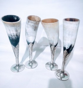 Verres à vin faits à la main en corne de buffle, forme naturelle, tige sculptée argentée, imitation antique, objet de collection par Curio craft - Product Image 4