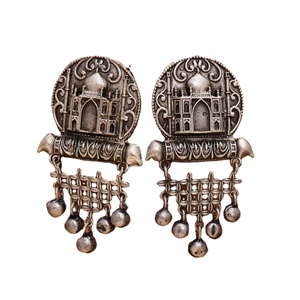 Boucles d'oreilles Taj Mahal en laiton oxydé, plaqué argent antique, zircon taille poire, serti clos, perles Ghungroo pour bijoux de mariage indien - Product Image 1