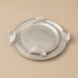 Ensemble de plateaux de service ronds décoratifs en aluminium, finition texturée givrée, design à poignée en forme de feuille, plat élégant pour la présentation des plats - Product Image 2