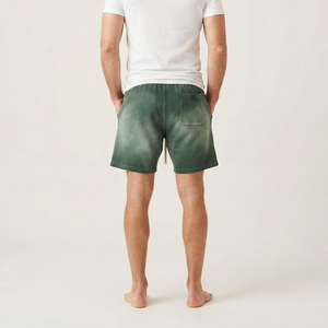 Shorts de jogging pour homme en coton French Terry délavé à l'acide, design tendance, avec cordon de serrage, imprimé personnalisé et ourlet brut effet soleil délavé - Product Image 2