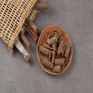 Écorce de cannelle indienne de haute qualité, issue du commerce en gros, au parfum naturel, pour les acheteurs mondiaux et l'emballage commercial d'épices - Product Image 1