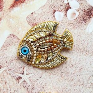 Broche unique faite à la main avec broderie perlée et travail de perles détaillé, bijoux élégants pour femmes - Product Image 1