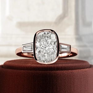 Bague en or avec trois diamants de laboratoire taille coussin de 2 carats, design élégant, certification IGI, clarté VVS, pour femme - Product Image 3