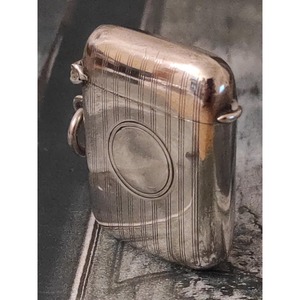Boîte d'allumettes vintage en aluminium argenté avec logo gravé, durable pour usage domestique - Product Image 1