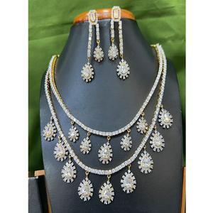 ชุดสร้อยคอพร้อมต่างหูประดับเพชรซิคอนชุบทองคุณภาพสูง ดีไซน์สวยหรู เหมาะสำหรับงานหมั้น งานแต่งงาน งานเลี้ยงฉลองครบรอบ และโอกาสพิเศษต่างๆ - Product Image 1