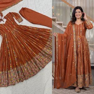Ensemble Anarkali Premium avec pantalon en micro-coton épais de 3 mètres et dupatta en georgette brodée de sequins pour femme - Product Image 4