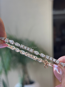 Pulsera de Lujo QUBE STAR para Mujer, Oro de 14K, Diamante Cultivado en Laboratorio de 3.70 Quilates con Corte Pera, Diseño Floral con Eslabones Alternados - Product Image 5