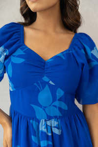 Robe longue décontractée d'été pour femme en mousseline de soie, imprimé floral bleu, col en V, coupe trapèze, manches courtes, ourlet étagé, style bohème ample - Product Image 4