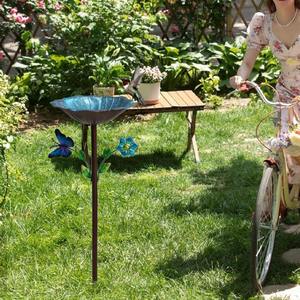 Baño para pájaros hecho a mano con flores y mariposas, estaca de jardín para exteriores con detalles metálicos y pedestal, comedero para pájaros para decoración de patio y césped. - Product Image 5