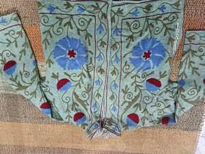 Chaqueta de algodón Suzani bordada a mano, estilo bohemio, ropa exterior artesanal, abrigo llamativo. - Product Image 3