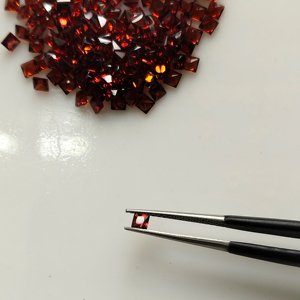 โกเมนสีแดงธรรมชาติ 2.5 มม. ทรงสี่เหลี่ยมเจ้าหญิงคัท คุณภาพดีที่สุด พลอยเม็ดเดี่ยวสำหรับทำเครื่องประดับ - Product Image 1