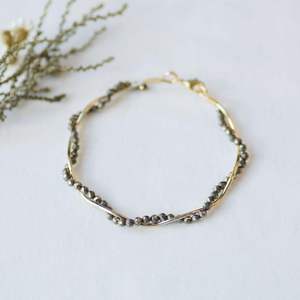 กำไลข้อมือไพไรต์ ลวดลายหยัก ประดับพลอยเหลี่ยมเพชรพลอย สำหรับสาวๆ ผู้หญิง ของขวัญสำหรับเธอ เงินแท้ 925 ชุบทอง 14k - Product Image 4