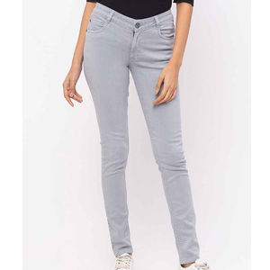 Jeans en denim pour femmes, coupe crayon, couleurs unies, style délavé, tendance et personnalisable - Product Image 1